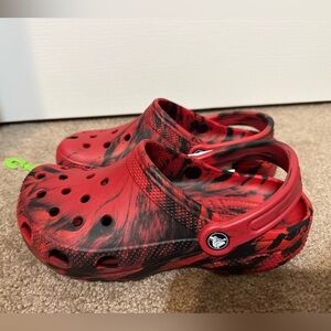 Crocs Unisex Kid's Classic Marbled Clog Red Black Size J5 NWT